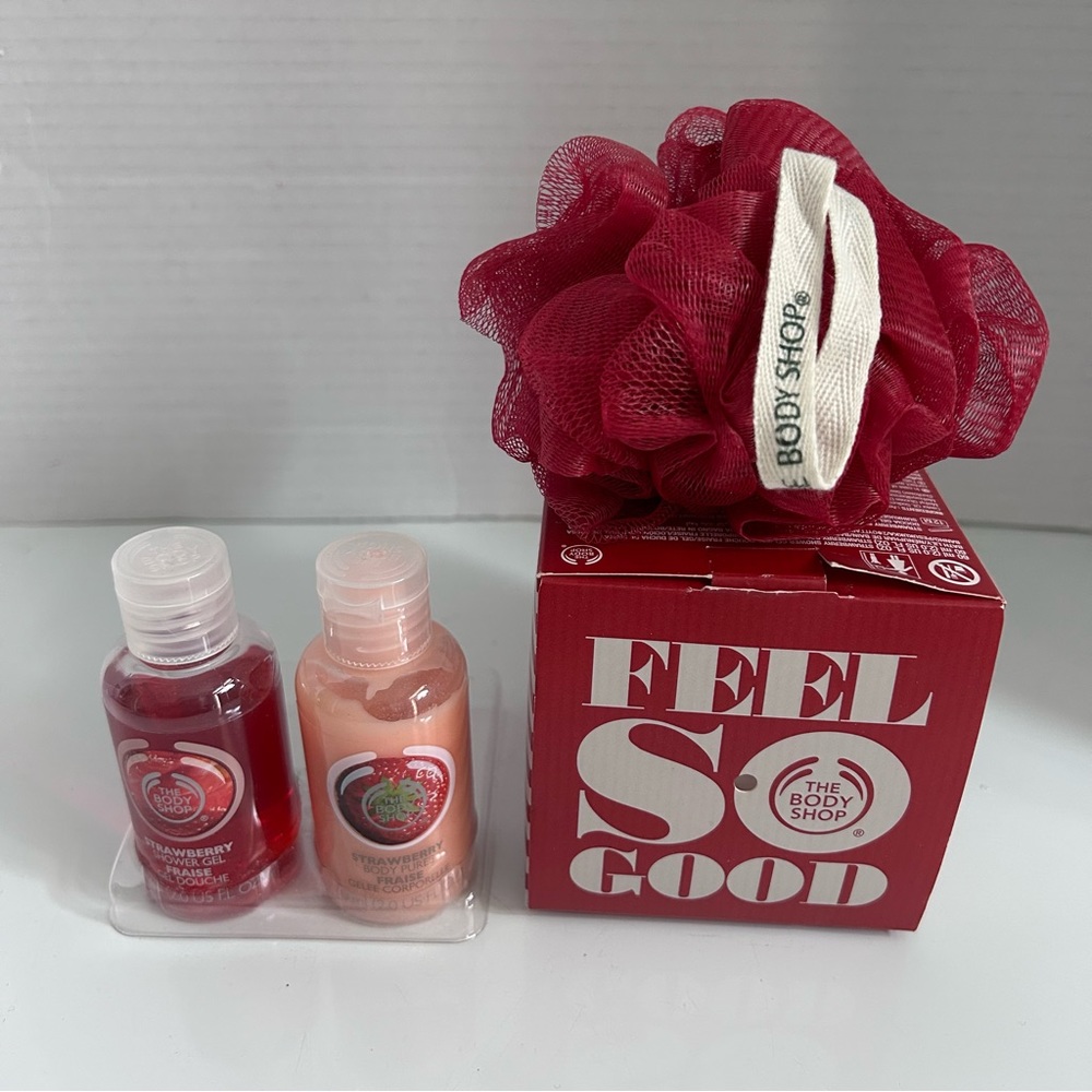 The Body Shop Strawberry Body Puree Shower Gel Sponge Giftset